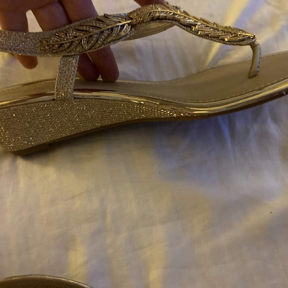 Nicole Gold Sandals with Elegant Design - Picture 3 of 6